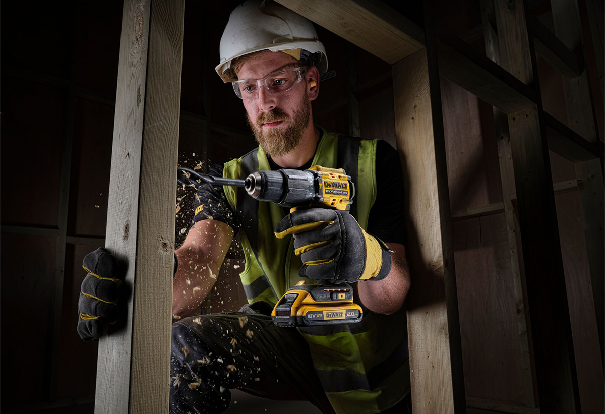 Απεικονίζεται ο χρήστης να ανοίγει τρύπα σε ένα ξύλινο πασαλάκι.